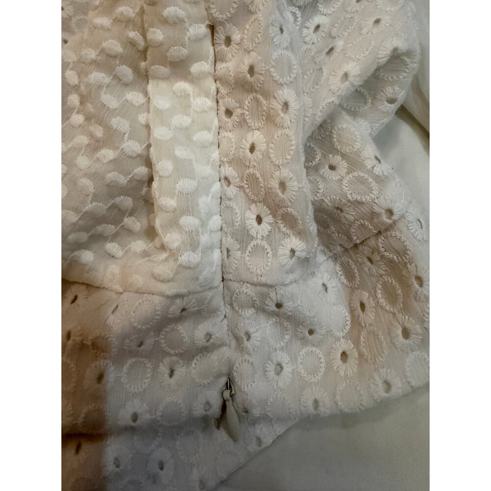 Off-White Eyelet Top by Express 🤍
Size Medium - Picture 5 of 7